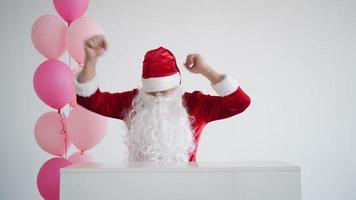 santa claus está bailando divertido sobre un fondo blanco. navidad y año nuevo 2023 video