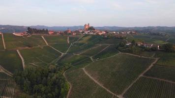 serralunga d'alba et vue aérienne du vignoble à langhe, piémont video
