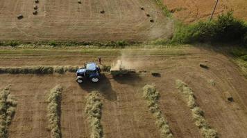 traktor maskin arbetssätt på hö balar i lantbruk fält video