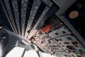 Panel de control. Cerrar vista enfocada de la cabina del avión foto