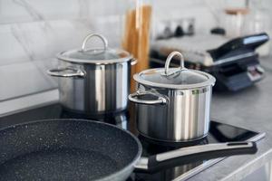 vista de cerca de la mesa en la cocina moderna durante el día foto