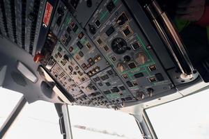 Panel de control. Cerrar vista enfocada de la cabina del avión foto