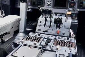 perillas y botones. Cerrar vista enfocada de la cabina del avión foto