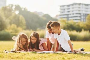 dibujos de dibujo grupo de niños felices está al aire libre en el campo deportivo durante el día foto