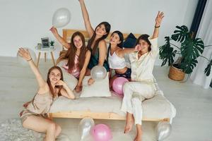 fiesta con globos. grupo de mujeres felices que está en una despedida de soltera foto