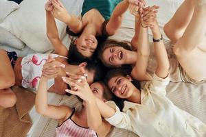 vista desde arriba. grupo de mujeres felices que está en una despedida de soltera foto