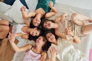 vista desde arriba. grupo de mujeres felices que está en una despedida de soltera foto