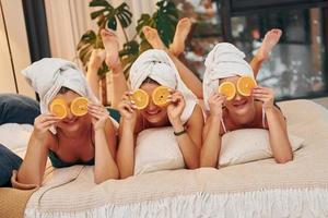 concepción de la belleza y el spa. grupo de mujeres felices que está en una despedida de soltera foto
