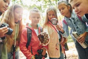 de pie juntos niños en el bosque verde durante el día de verano juntos foto