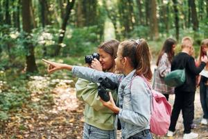 buscando un camino. niños en el bosque verde durante el día de verano juntos foto