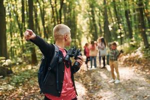 fundando el camino. niños en el bosque verde durante el día de verano juntos foto