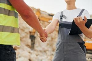 trabajo en equipo exitoso. dos personas están juntas en el pozo de préstamo durante el día foto