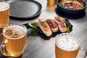 vista de cerca de la comida y la cerveza en la mesa foto