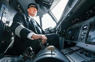 un piloto profesional está en la cabina. concepción del trabajo foto