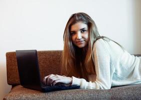 mujer en el sofa foto