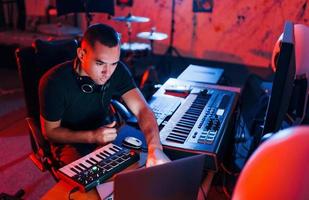 ingeniero de sonido profesional trabajando y mezclando música en interiores en el estudio foto