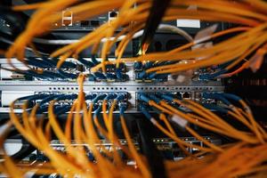 vista de cerca de los equipos y cables de Internet en la sala de servidores foto