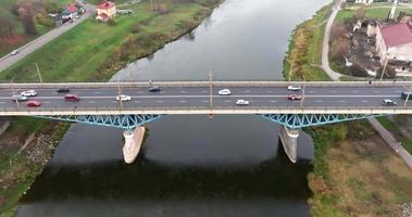 Luftbild auf dichtem Verkehr auf einer Brücke mit einer breiten mehrspurigen Straße über einen breiten Fluss video