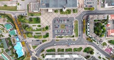 estacionamiento de automóviles dentro del anillo de automóviles de la carretera en el centro de la ciudad en la plaza video