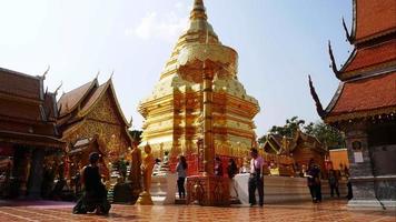 doi suthep, chiang mai, gente adorando phra that doi suthep video