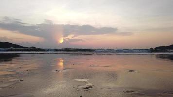 landskap skön strand och solnedgång romantisk gyllene sand strand video