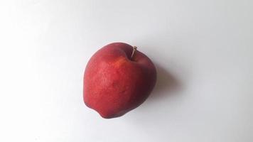 manzana roja aislada sobre fondo blanco, camino de recorte, profundidad de campo completa foto