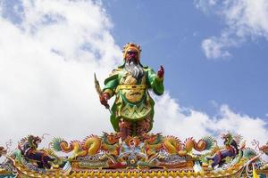 los arcos de entrada de los templos chinos presentan estatuas de dragones y tigres voladores, criaturas míticas de la literatura china, a menudo adornadas en los templos, y en los techos hay hermosas esculturas foto