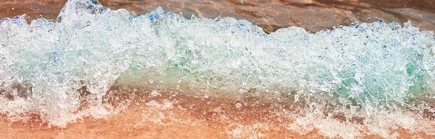 ola de mar en la playa de arena, enfoque suave. fondo de verano foto