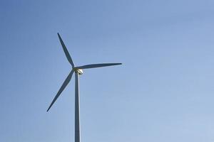 turbina de viento contra el cielo azul. concepto de energía eólica foto