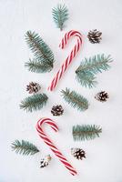 decoración navideña hecha de ramas de abeto, piñas y dulces foto