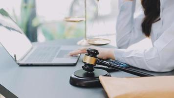 concept de justice et de droit. juge masculin dans une salle d'audience avec le marteau, travaillant avec, clavier d'ordinateur et d'accueil, lunettes, sur table à la lumière du matin video