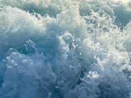 olas, salpicaduras de agua en la playa en el mar de vacaciones en un cálido paraíso turístico del este tropical del país resort de vacaciones. el fondo foto