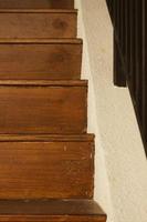 escaleras de madera con barandilla de madera en un edificio. foto