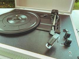 musica retra grabar para gramófono, sonido retro. gramófono de estilo moderno con la capacidad de moverse, un instrumento portátil. escuchando discos de vinilo foto