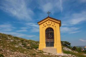 nitra, eslovaquia - 06.17.2022 calvario en la ciudad de nitra con zobor hill, república eslovaca. lugar religioso. patrimonio cultural. foto