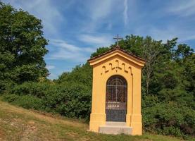 nitra, eslovaquia - 06.17.2022 calvario en la ciudad de nitra con zobor hill, república eslovaca. lugar religioso. patrimonio cultural. foto