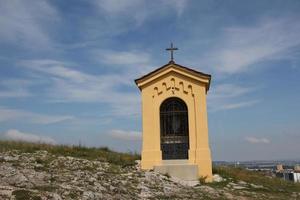 nitra, eslovaquia - 06.17.2022 calvario en la ciudad de nitra con zobor hill, república eslovaca. lugar religioso. patrimonio cultural. foto