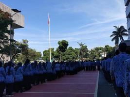 jakarta, indonesia 29 de noviembre de 2022 foto de funcionarios indonesios participando en una ceremonia de bandera