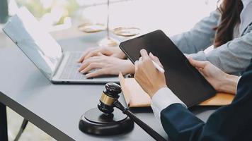 concept de justice et de droit. juge masculin dans une salle d'audience avec le marteau, travaillant avec, clavier d'ordinateur et d'accueil, lunettes, sur table à la lumière du matin video