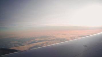 Blick aus dem Fenster eines fliegenden Flugzeugs auf die schönen Wolken. Luftverkehrskonzept. video