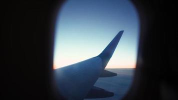 vista da janela de um avião voando para as belas nuvens. conceito de transporte aéreo. video