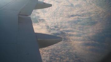 Blick aus dem Fenster eines fliegenden Flugzeugs auf die schönen Wolken. Luftverkehrskonzept. video
