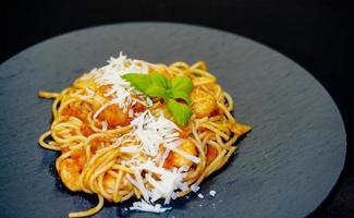 spaghetti rigate - pasta italiana con vieiras y gambas foto