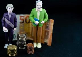 jubilados que esperan un aumento en su pensión foto
