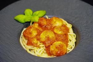 spaghetti rigate - pasta italiana con vieiras y gambas foto