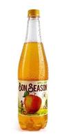 krasnoyarsk, rusia - 09 de junio de 2022 una botella de sidra de manzana bon season está aislada sobre un fondo blanco. foto