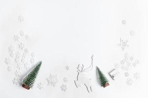 composición festiva navideña - marco hecho de adornos navideños blancos sobre fondo blanco. foto