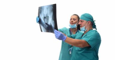 radiólogos femeninos y médico masculino revisando la radiografía del paciente. aislado sobre fondo blanco foto