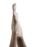 hermosas piernas delgadas de mujer con medias sobre un fondo blanco foto