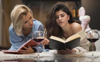 dos amigas bebiendo vino. concepto de estilo de vida. foto